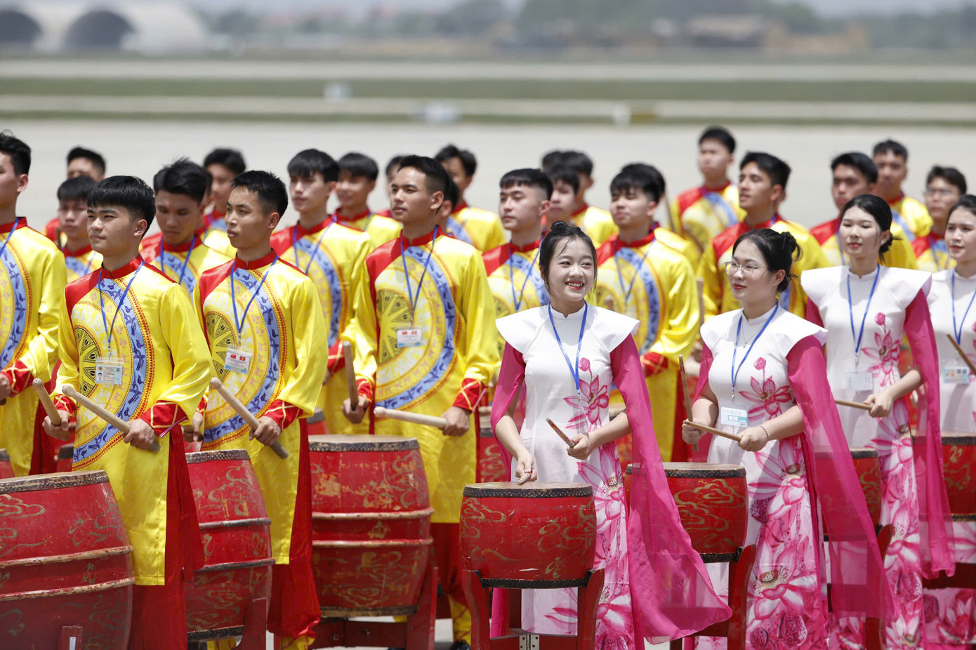 Đội trống chào mừng Tổng Bí thư, Chủ tịch nước Trung Quốc Tập Cận Bình tại sân bay quốc tế Nội Bài. Ảnh: Như Ý Đội trống chào mừng Tổng Bí thư, Chủ tịch nước Trung Quốc Tập Cận Bình tại sân bay quốc tế Nội Bài. Ảnh: Như Ý