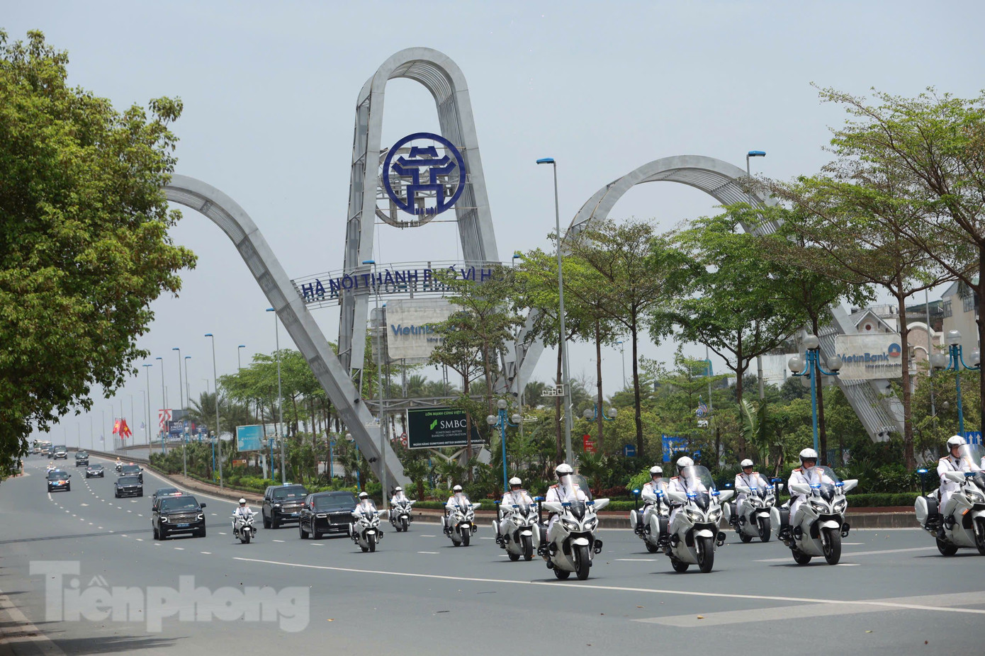 Đoàn xe di chuyển qua cầu Nhật Tân. Ảnh: Đức Nguyễn Đoàn xe di chuyển qua cầu Nhật Tân. Ảnh: Đức Nguyễn