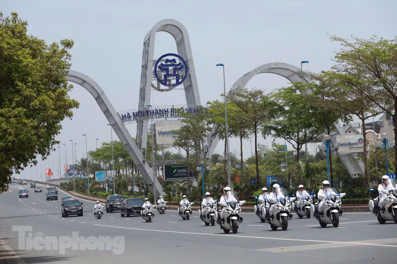 Đoàn xe di chuyển qua cầu Nhật Tân. Ảnh: Đức Nguyễn Đoàn xe di chuyển qua cầu Nhật Tân. Ảnh: Đức Nguyễn