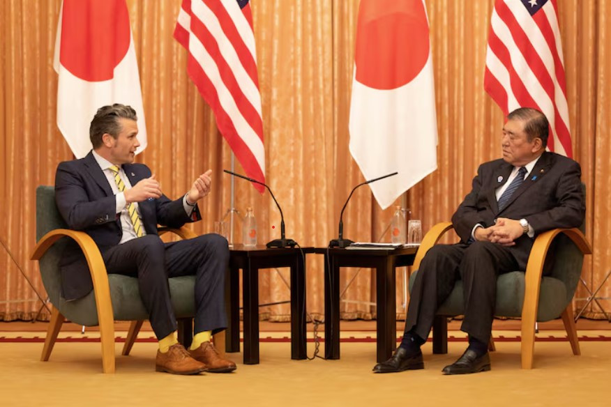 Bộ trưởng Quốc phòng Mỹ Pete Hegseth trong cuộc gặp Thủ tướng Nhật Shigeru Ishiba, ngày 30/3. (Ảnh: Reuters) Bộ trưởng Quốc phòng Mỹ Pete Hegseth trong cuộc gặp Thủ tướng Nhật Shigeru Ishiba, ngày 30/3. (Ảnh: Reuters)