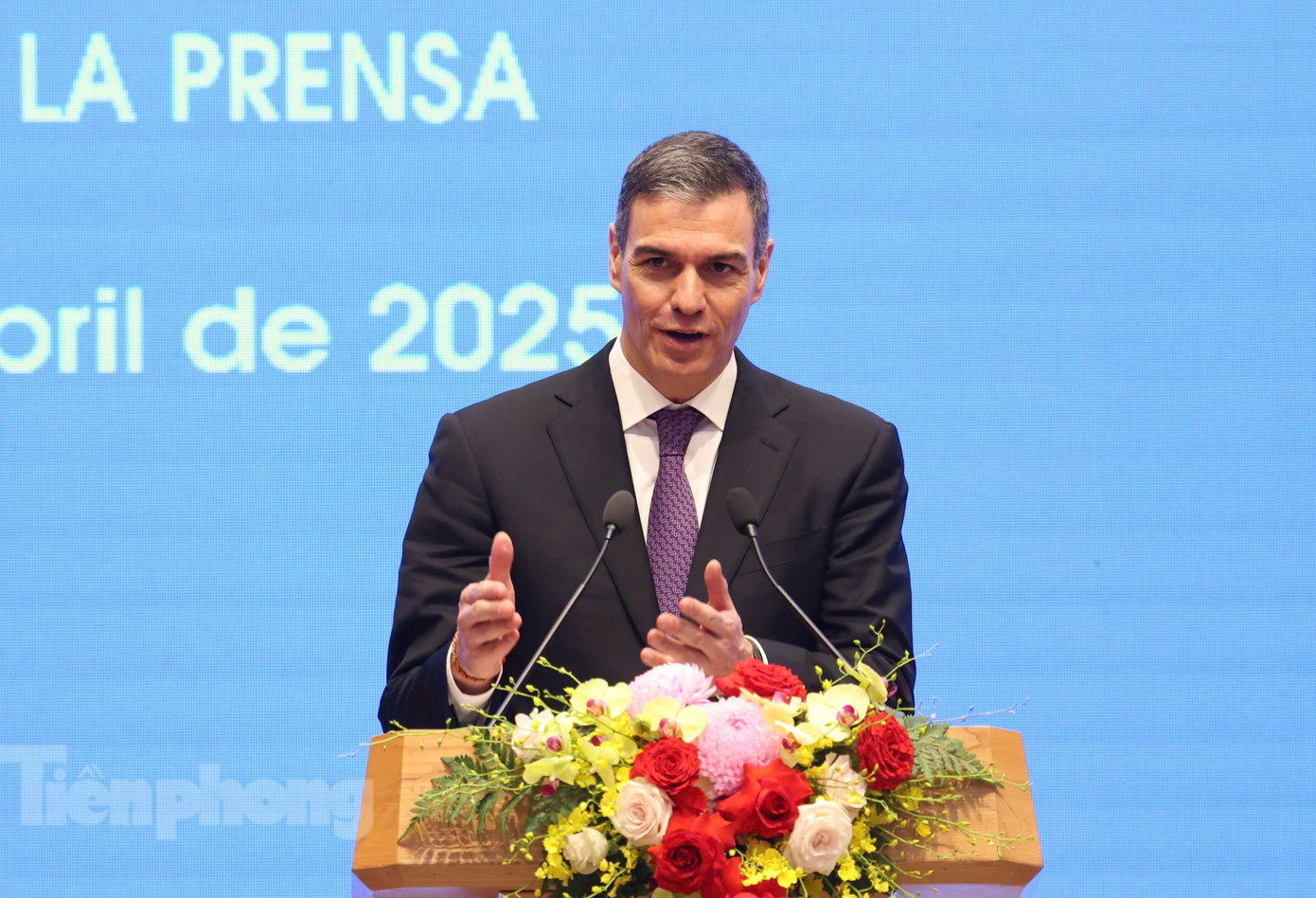 Thủ tướng Tây Ban Nha Pedro Sánchez phát biểu tại cuộc họp báo chung với Thủ tướng Phạm Minh Chính. (Ảnh: Như Ý)