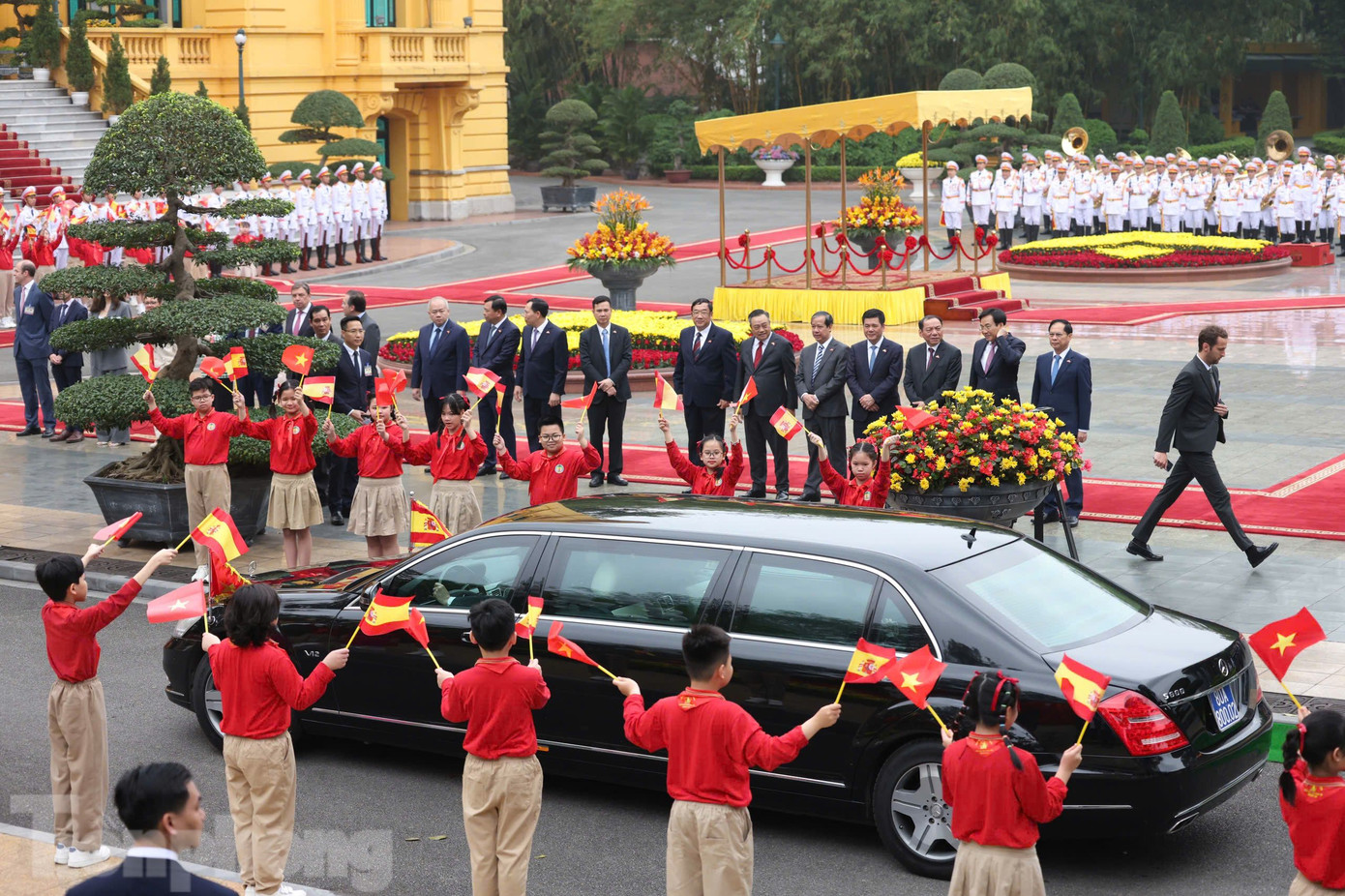 Xe đưa Thủ tướng Tây Ban Nha Pedro Sánchez tiến vào Phủ Chủ tịch. (Ảnh: Như Ý) Xe đưa Thủ tướng Tây Ban Nha Pedro Sánchez tiến vào Phủ Chủ tịch. (Ảnh: Như Ý)