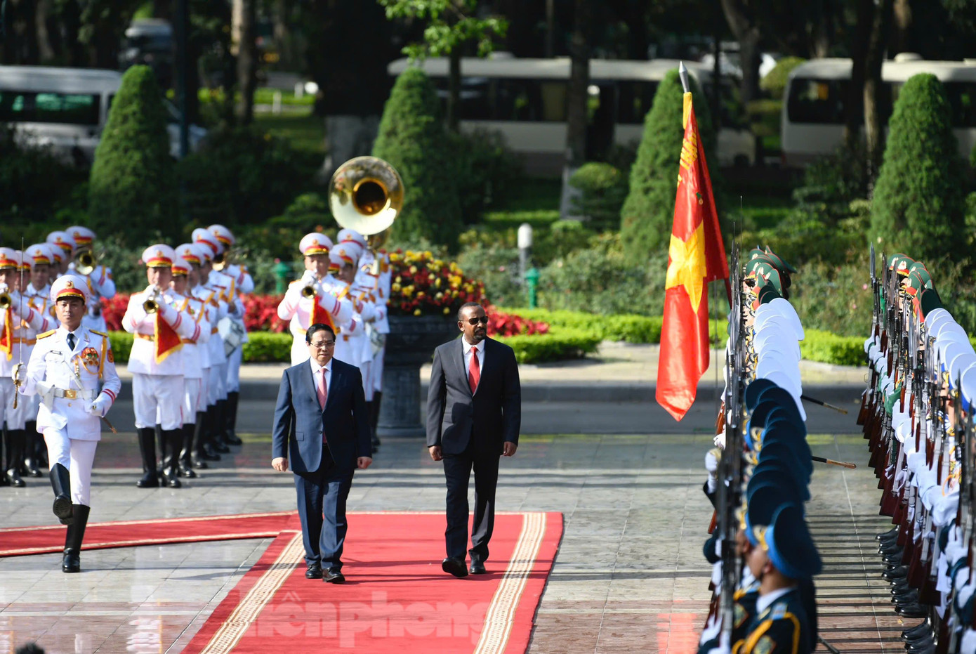 Hai Thủ tướng duyệt đội danh dự. Ảnh: Như Ý Hai Thủ tướng duyệt đội danh dự. Ảnh: Như Ý