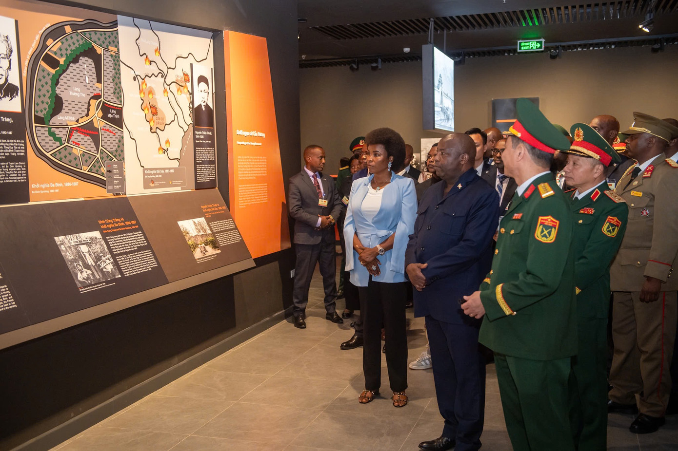 Tổng thống Burundi Évariste Ndayishimiye và Phu nhân nghe giới thiệu về lịch sử quân sự Việt Nam. (Ảnh: Nhật Minh)