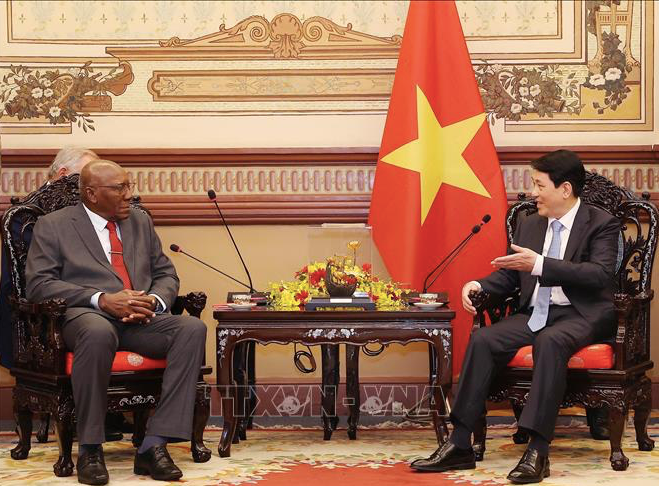 Chủ tịch nước Lương Cường và Phó Chủ tịch nước Cuba trong cuộc gặp ngày 29/4. Ảnh: TTXVN