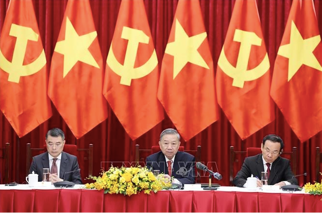 Tổng Bí thư Tô Lâm và các đồng chí lãnh đạo Đảng, Nhà nước trong cuộc tiếp đại diện chính đảng nhiều nước đến Việt Nam dự Lễ kỷ niệm 50 năm Ngày Giải phóng miền Nam, thống nhất đất nước. Ảnh: TTXVN