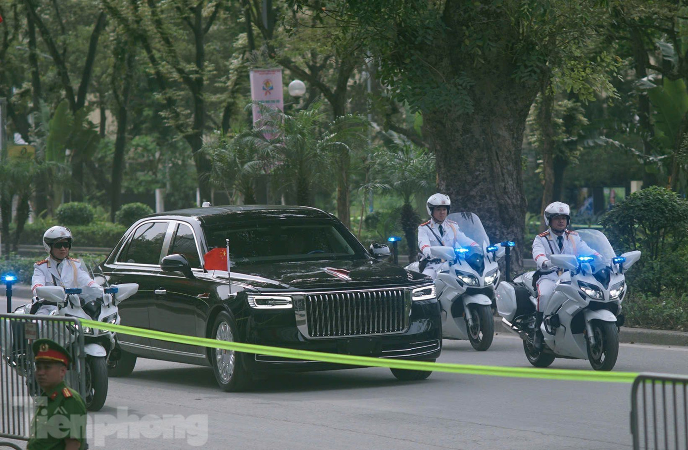 Chiếc limousine Hồng Kỳ của Tổng Bí thư, Chủ tịch nước Trung Quốc Tập Cận Bình di chuyển qua đường Kim Mã, hướng tới Phủ Chủ tịch. Ảnh: Thanh Hà Chiếc limousine Hồng Kỳ của Tổng Bí thư, Chủ tịch nước Trung Quốc Tập Cận Bình di chuyển qua đường Kim Mã, hướng tới Phủ Chủ tịch. Ảnh: Thanh Hà