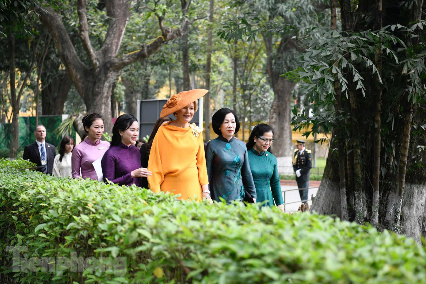 Phu nhân Nguyễn Thị Minh Nguyệt và Hoàng hậu Bỉ Mathilde đi bộ trong khu di tích. (Ảnh: Như Ý) Phu nhân Nguyễn Thị Minh Nguyệt và Hoàng hậu Bỉ Mathilde đi bộ trong khu di tích. (Ảnh: Như Ý)
