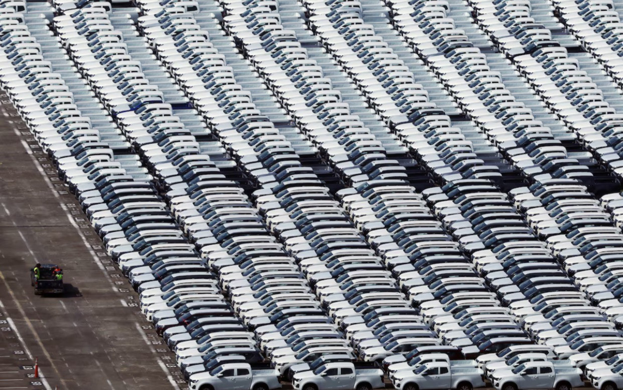 Ô tô xếp hàng tại một cảng hàng hoá ở Singapore. (Ảnh: Reuters) Ô tô xếp hàng tại một cảng hàng hoá ở Singapore. (Ảnh: Reuters)