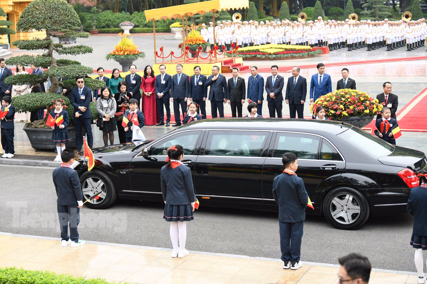 Xe đưa Nhà vua và Hoàng hậu Bỉ tiến vào Phủ chủ tịch để tham dự lễ đón. (Ảnh: Như Ý)