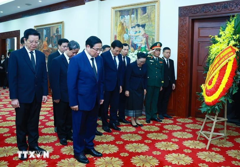 Thủ tướng Phạm Minh Chính viếng đồng chí Khamtay Siphandone tại Đại sứ quán Lào tại Việt Nam, ngày 4/4. Ảnh: TTXVN.