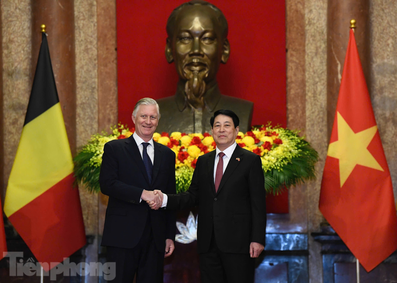 Chủ tịch nước Lương Cường và Nhà vua Bỉ chụp ảnh chung trước hội đàm. (Ảnh: Như Ý)