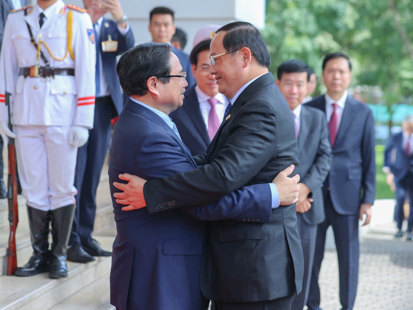 Thủ tướng Phạm Minh Chính đón Thủ tướng Lào Sonexay Siphandone đến Trụ sở Chính phủ. Ảnh: Đoàn Bắc Thủ tướng Phạm Minh Chính đón Thủ tướng Lào Sonexay Siphandone đến Trụ sở Chính phủ. Ảnh: Đoàn Bắc