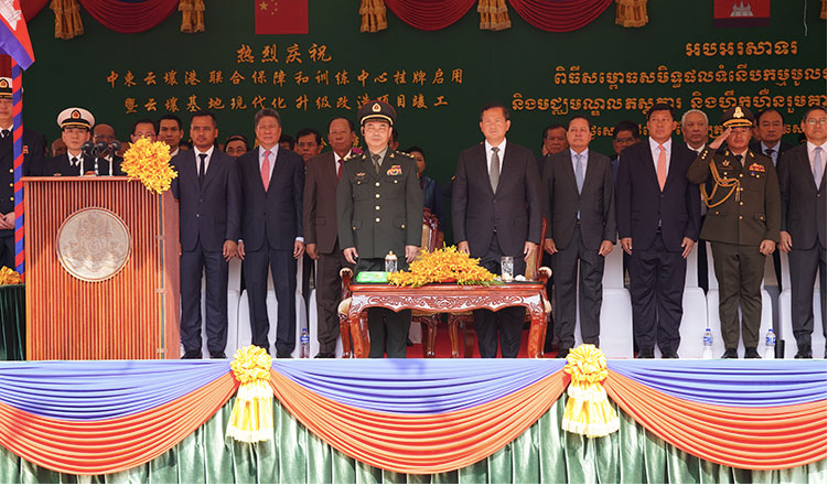 Thủ tướng Campuchia Hun Manet và Phó Chủ tịch Quân uỷ Trung Quốc Cao Qingfeng tại lễ khánh thành công trình nâng cấp quân cảng Ream. (Ảnh: Khmer Times) Thủ tướng Campuchia Hun Manet và Phó Chủ tịch Quân uỷ Trung Quốc Cao Qingfeng tại lễ khánh thành công trình nâng cấp quân cảng Ream. (Ảnh: Khmer Times)