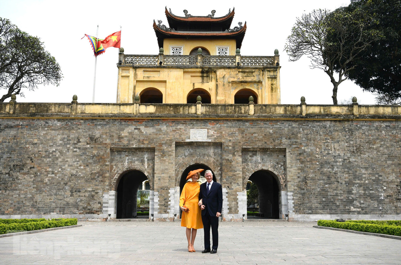 Nhà vua Bỉ Philippe và Hoàng hậu Mathilde chụp ảnh chung trong khu di tích. (Ảnh: Như Ý) Nhà vua Bỉ Philippe và Hoàng hậu Mathilde chụp ảnh chung trong khu di tích. (Ảnh: Như Ý)