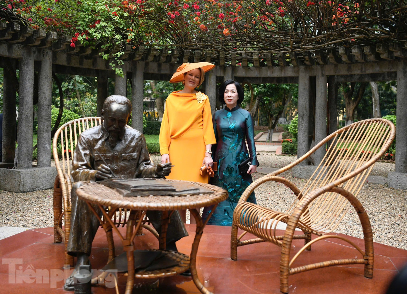 Phu nhân Nguyễn Thị Minh Nguyệt và Hoàng hậu Bỉ Mathilde trong chuyến thăm. (Ảnh: Như Ý) Phu nhân Nguyễn Thị Minh Nguyệt và Hoàng hậu Bỉ Mathilde trong chuyến thăm. (Ảnh: Như Ý)