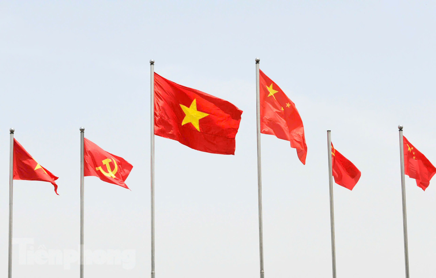 Quốc kỳ Việt Nam – Trung Quốc tung bay trong lễ đón tại sân bay Nội Bài. Ảnh: Như Ý Quốc kỳ Việt Nam – Trung Quốc tung bay trong lễ đón tại sân bay Nội Bài. Ảnh: Như Ý