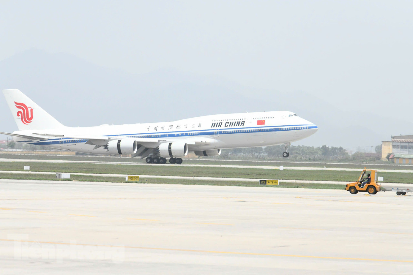 Chuyên cơ chở Tổng Bí thư, Chủ tịch Trung Quốc Tập Cận Bình hạ cánh xuống sân bay quốc tế Nội Bài. Ảnh: Như Ý Chuyên cơ chở Tổng Bí thư, Chủ tịch Trung Quốc Tập Cận Bình hạ cánh xuống sân bay quốc tế Nội Bài. Ảnh: Như Ý