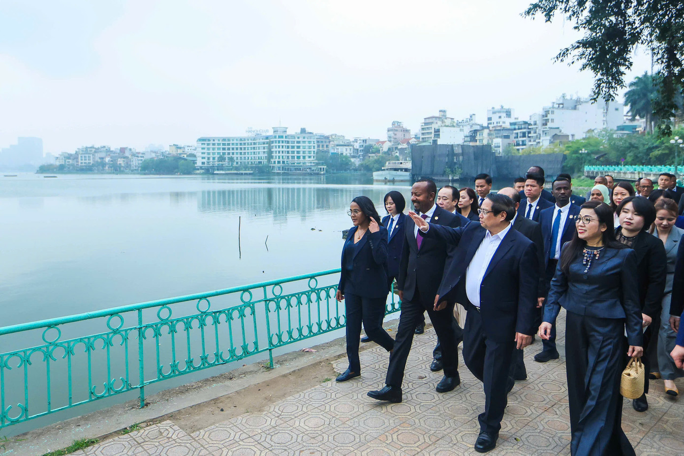 Hai Thủ tướng và hai Phu nhân đi dạo ven hồ. Ảnh: Nguyễn Khánh