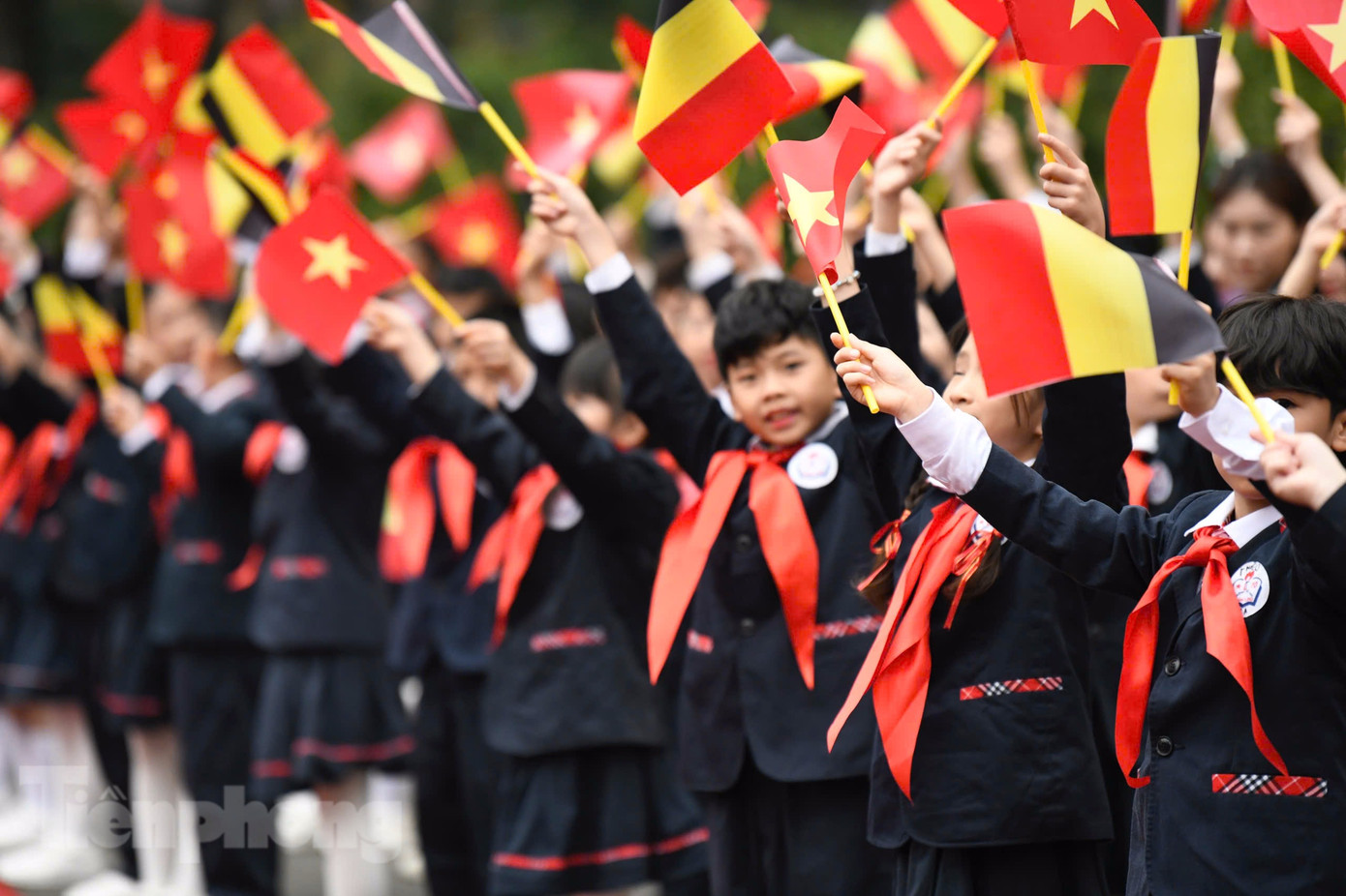 Các em thiếu nhi Hà Nội chào đón Nhà vua và Hoàng hậu Bỉ. (Ảnh: Như Ý)