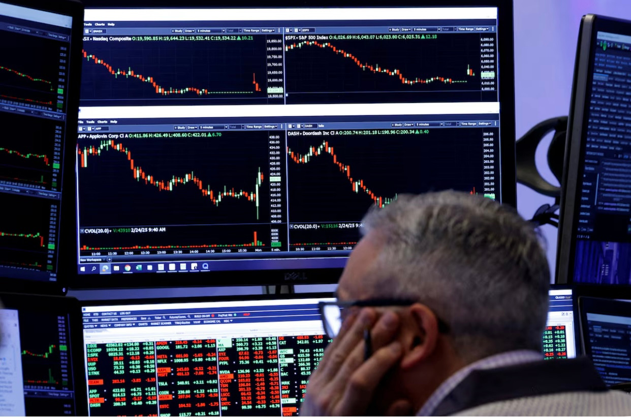 Chứng khoán toàn cầu sụt giảm giữa nỗi lo về chính sách của Tổng thống Mỹ Donald Trump. (Ảnh: Reuters) Chứng khoán toàn cầu sụt giảm giữa nỗi lo về chính sách của Tổng thống Mỹ Donald Trump. (Ảnh: Reuters)