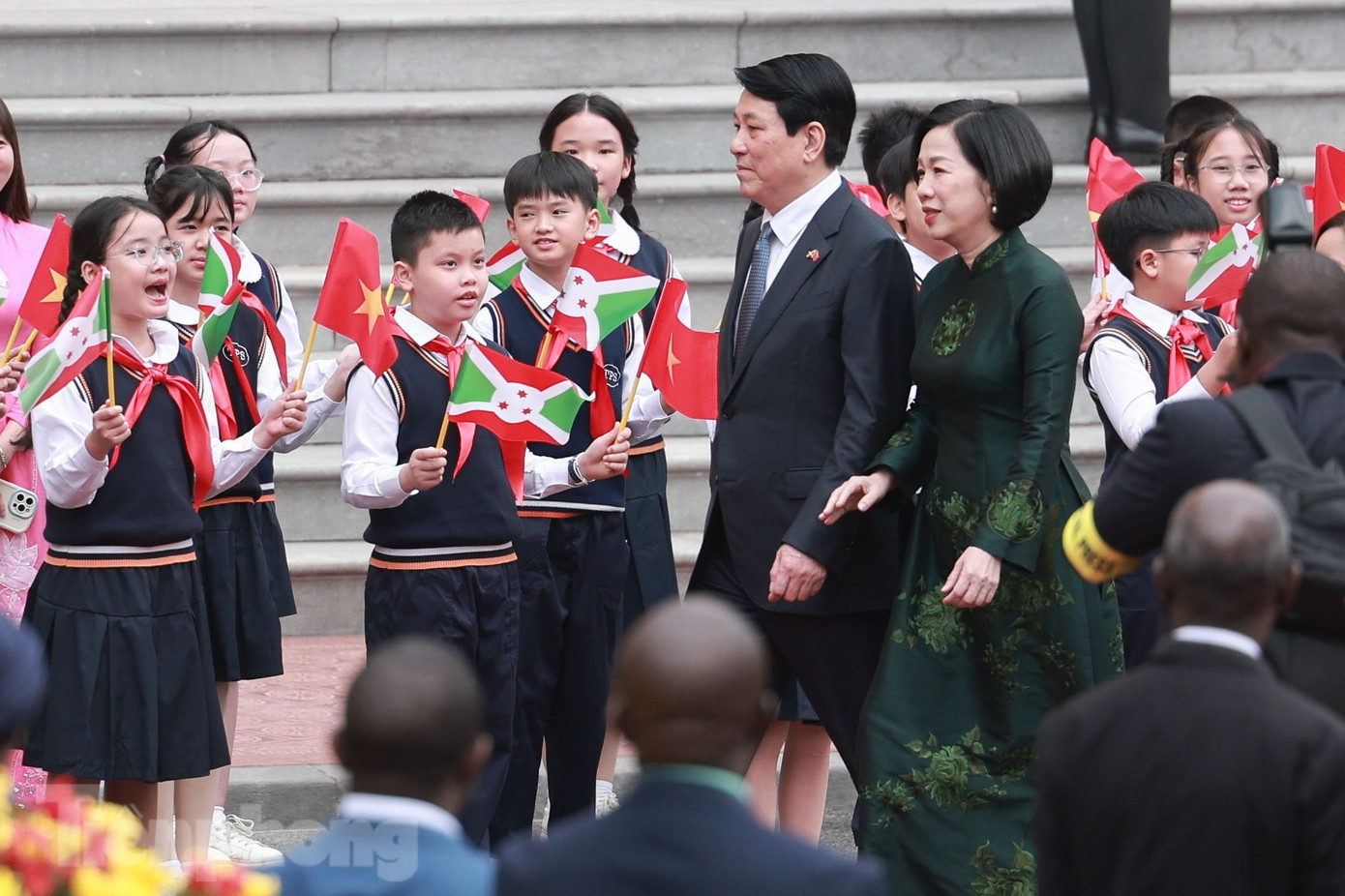 Chủ tịch nước Lương Cường và Phu nhân đón Tổng thống Burundi và Phu nhân. (Ảnh: Như Ý)