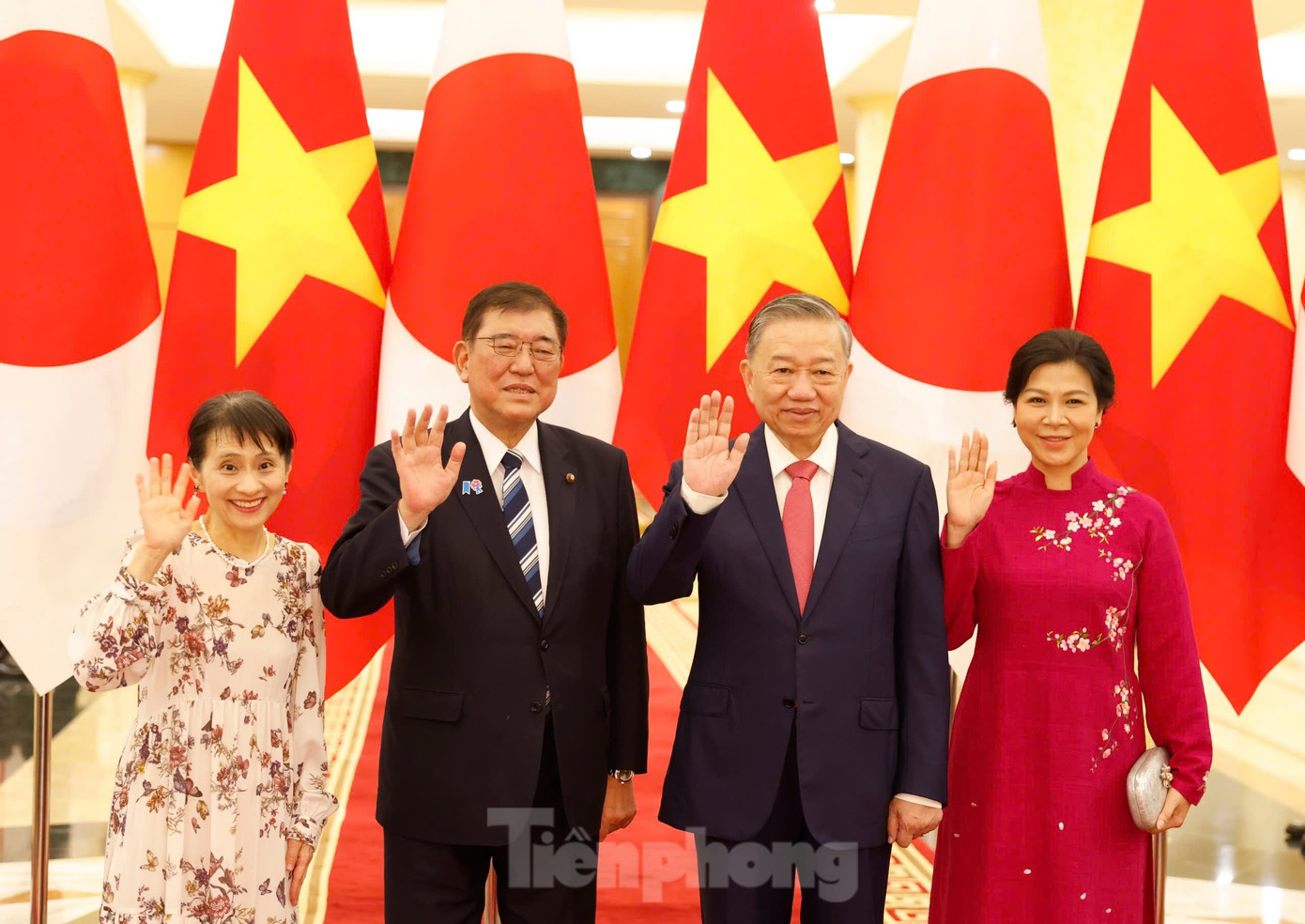 Tổng Bí thư Tô Lâm cùng Phu nhân Ngô Phương Ly chụp ảnh chung với Thủ tướng Nhật Bản Ishiba Shigeru và Phu nhân Yoshiko Ishiba trước cuộc hội kiến. Ảnh: Như Ý