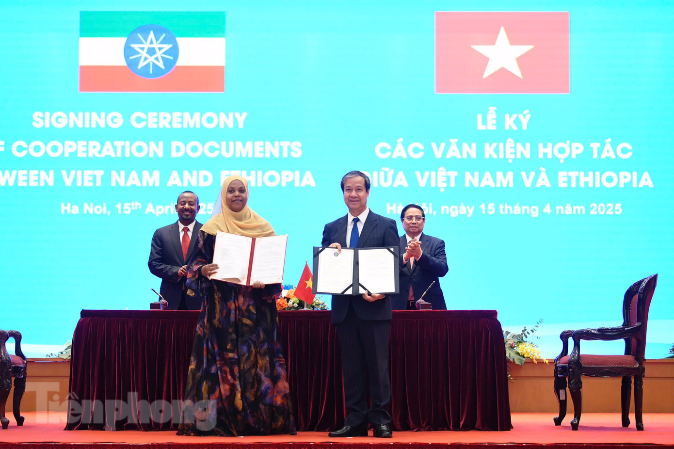 Hai Thủ tướng chứng kiến lễ ký văn kiện hợp tác. Ảnh: Như Ý Hai Thủ tướng chứng kiến lễ ký văn kiện hợp tác. Ảnh: Như Ý