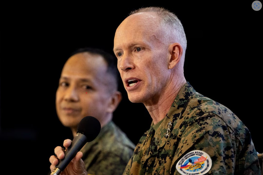 Trung tướng James Glynn phát biểu tại cuộc họp báo về chương trình tập trận Balikatan. (Ảnh: Reuters)