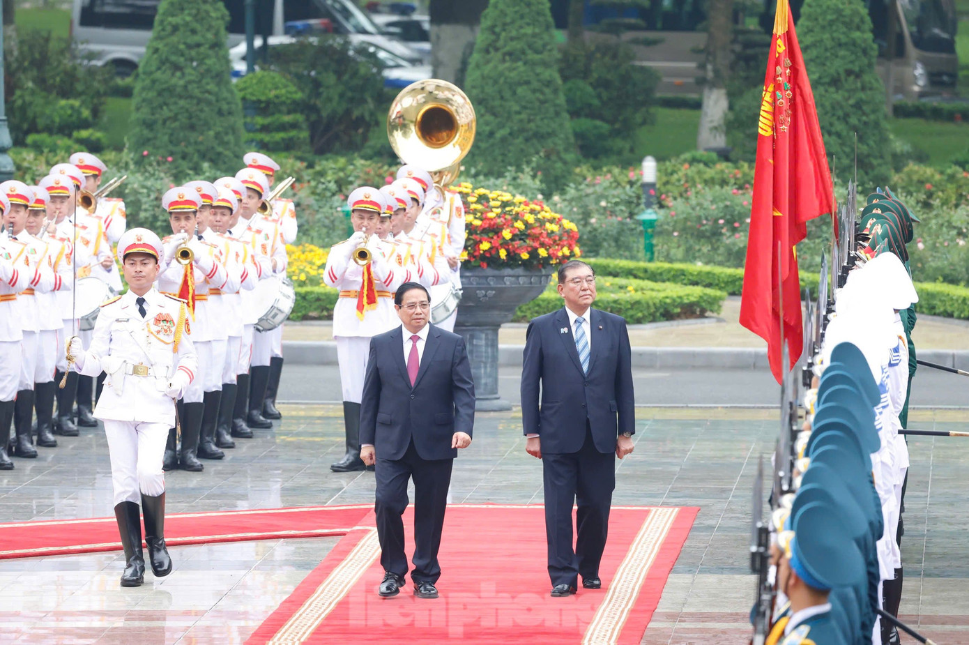 Hai Thủ tướng duyệt đội danh dự. Ảnh: Như Ý Hai Thủ tướng duyệt đội danh dự. Ảnh: Như Ý