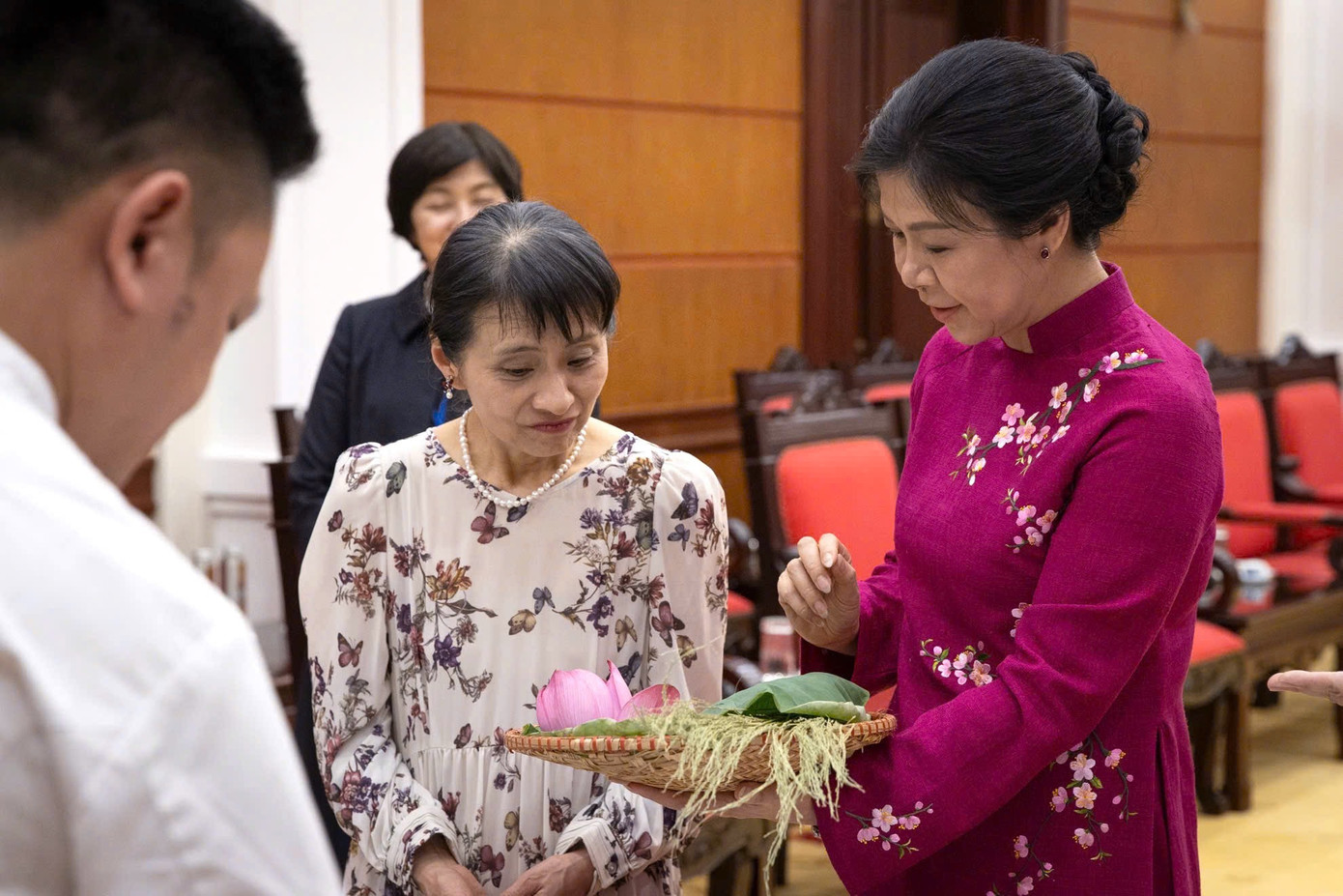 Phu nhân Ngô Phương Ly giới thiệu với Phu nhân Ishiba Shigeru về bánh cốm. Ảnh: Như Ý Phu nhân Ngô Phương Ly giới thiệu với Phu nhân Ishiba Shigeru về bánh cốm. Ảnh: Như Ý