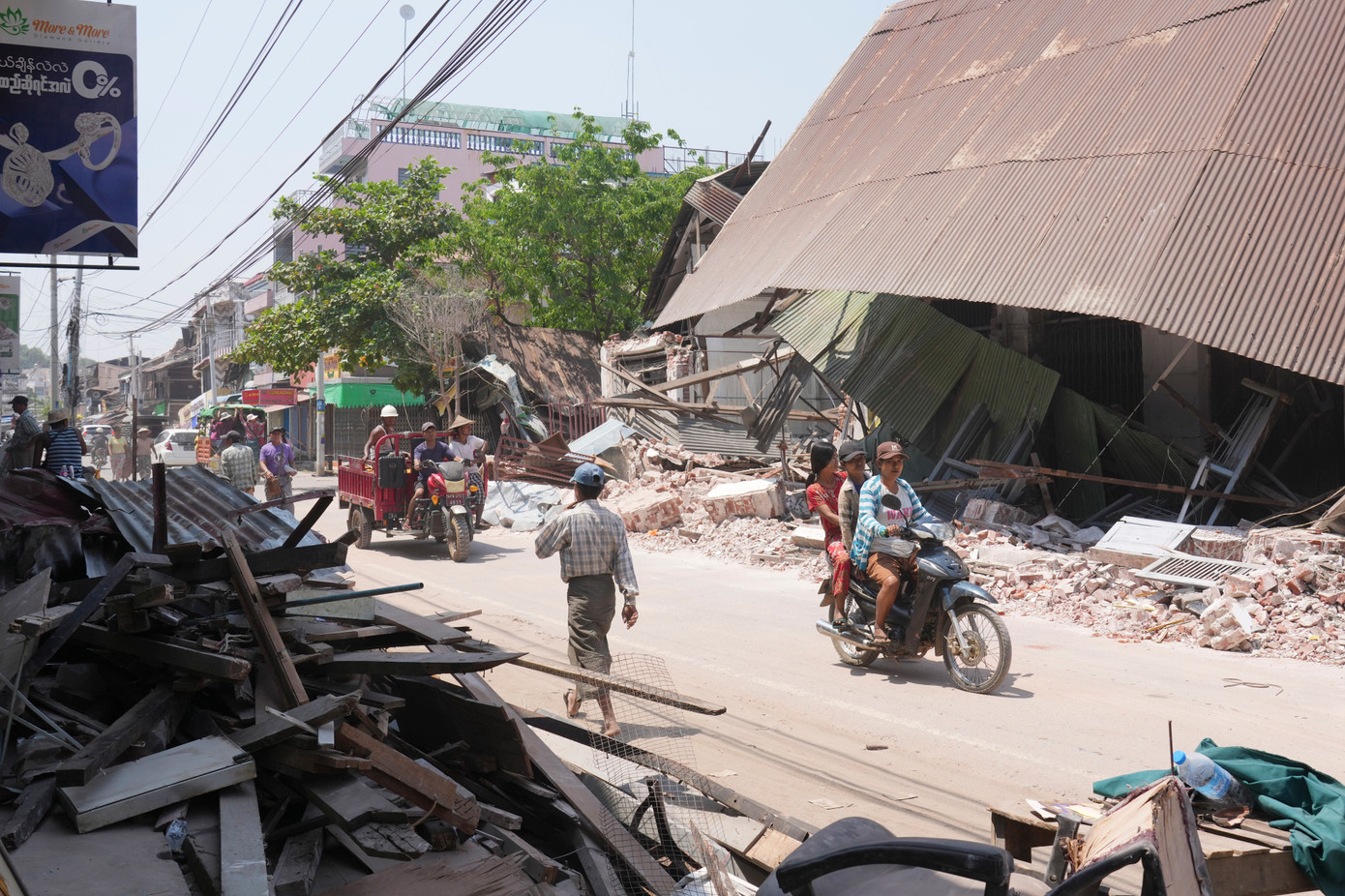 Một khu vực bị tàn phá sau động đất ở thủ đô Naypyitaw, Myanmar, ngày 2/4. (Ảnh: AP)