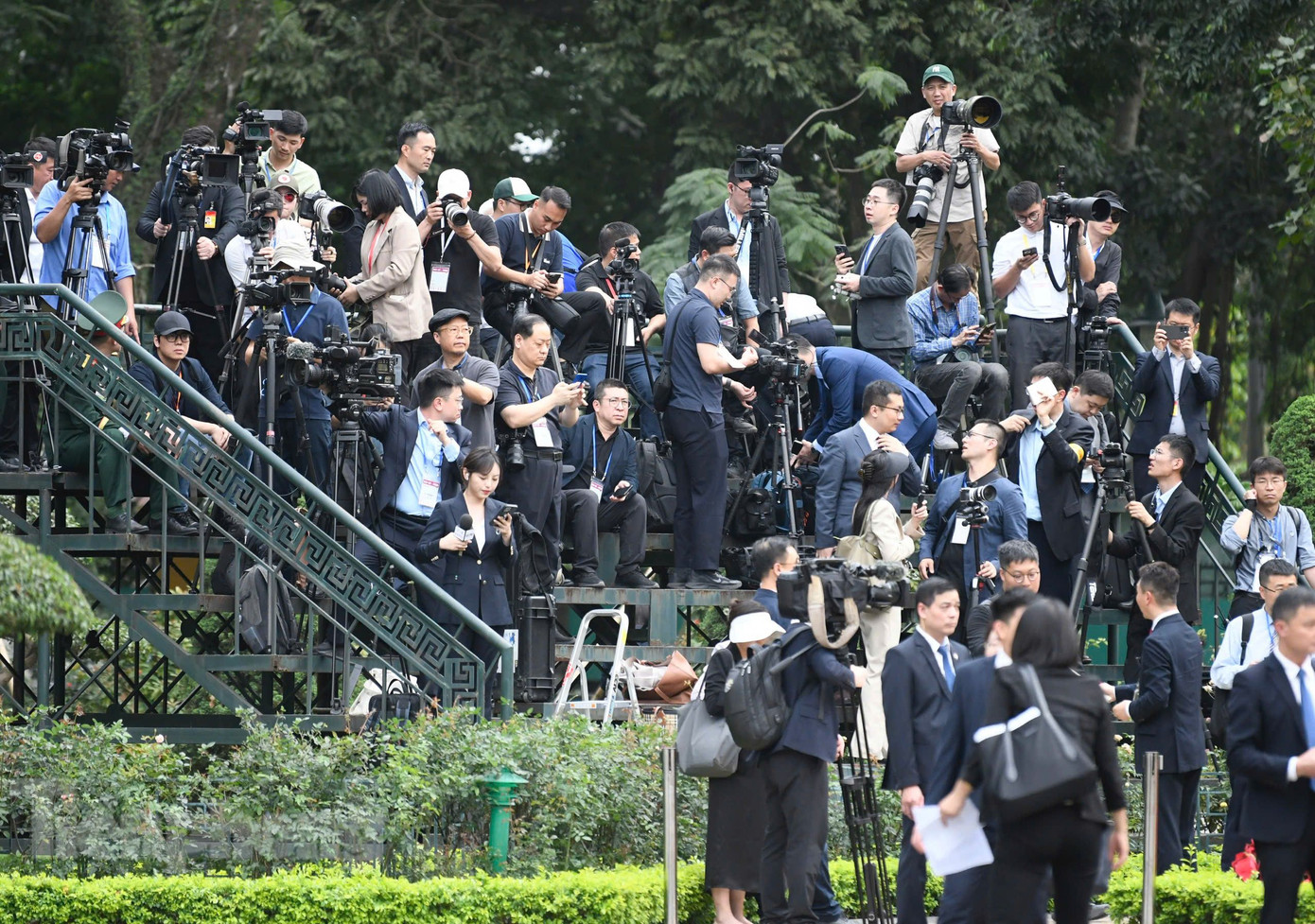 Đông đảo các phóng viên trong và ngoài nước đã có mặt ở vị trí quy định trước lễ đón. Ảnh: Như Ý Đông đảo các phóng viên trong và ngoài nước đã có mặt ở vị trí quy định trước lễ đón. Ảnh: Như Ý