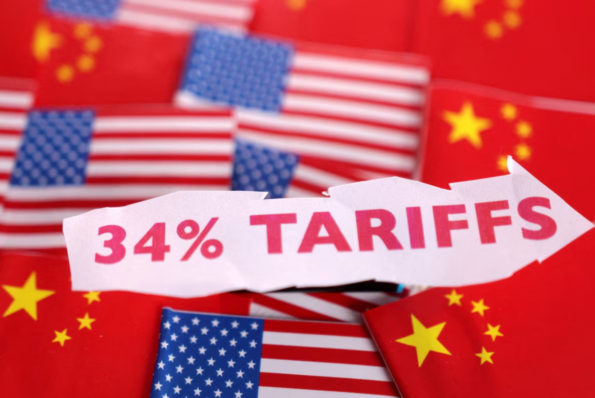 Trung Quốc đáp trả Mỹ bằng cách áp mức thuế 34% lên hàng hoá Mỹ và hạn chế xuất khẩu. (Đồ hoạ: Reuters)