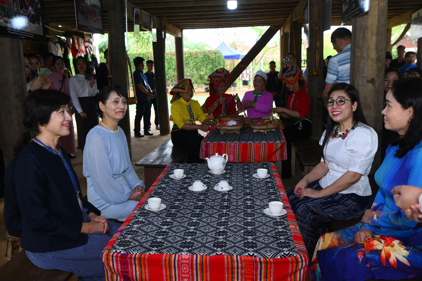 Hai Phu nhân nghe giới thiệu về Làng Văn hóa-Du lịch các dân tộc Việt Nam. Ảnh: Nhật Minh
