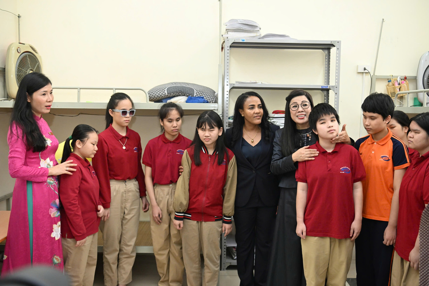 Hai Phu nhân gặp gỡ các em học sinh khiếm thị trong chuyến thăm Trường PTCS Nguyễn Đình Chiểu. Ảnh: Nguyễn Quân