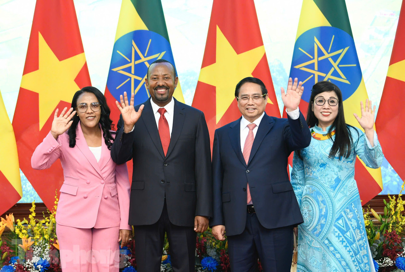 Thủ tướng Phạm Minh Chính cùng Phu nhân chụp ảnh chung với Thủ tướng Ethiopia và Phu nhân sau lễ đón. Ảnh: Như Ý Thủ tướng Phạm Minh Chính cùng Phu nhân chụp ảnh chung với Thủ tướng Ethiopia và Phu nhân sau lễ đón. Ảnh: Như Ý