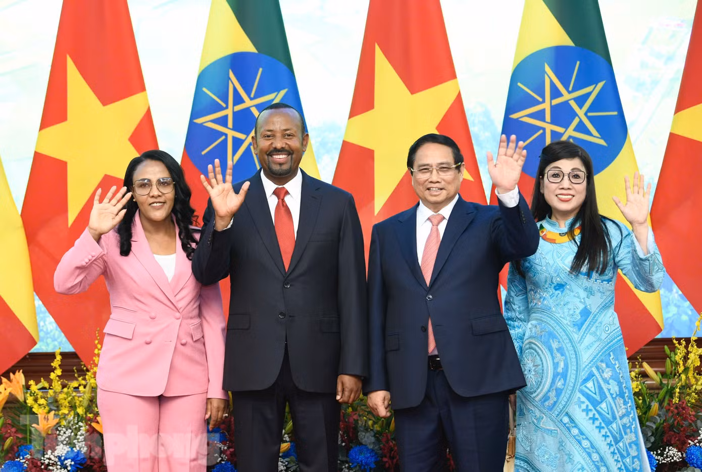 Thủ tướng Phạm Minh Chính cùng Phu nhân chụp ảnh chung với Thủ tướng Ethiopia và Phu nhân sau lễ đón. Ảnh: Như Ý