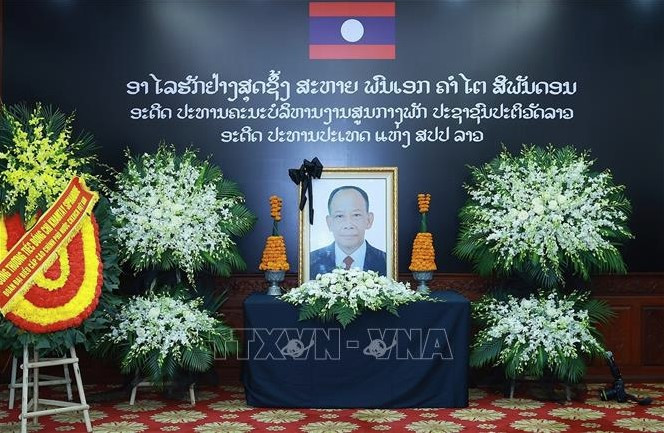Ban thờ đồng chí Khamtay Siphandone tại Đại sứ quán Cộng hòa Dân chủ Nhân dân Lào ở Hà Nội. (Ảnh: TTXVN)