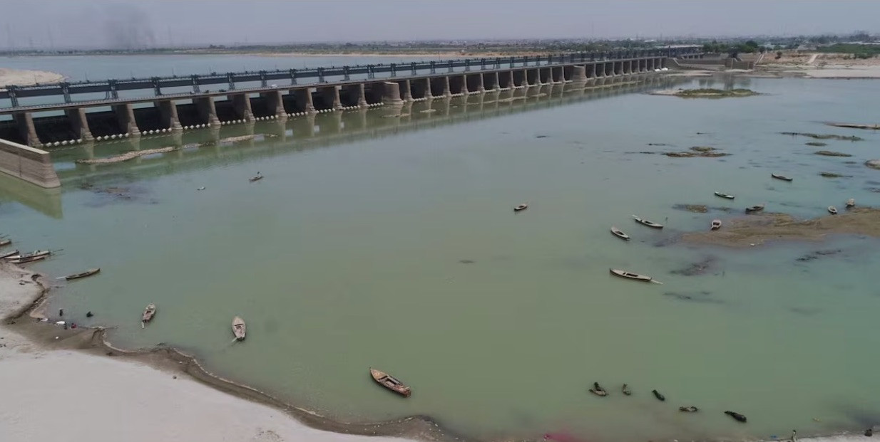 Đập Kotri trên sông Ấn ở Jamshoro, Pakistan ngày 26/4. (Ảnh: Reuters)