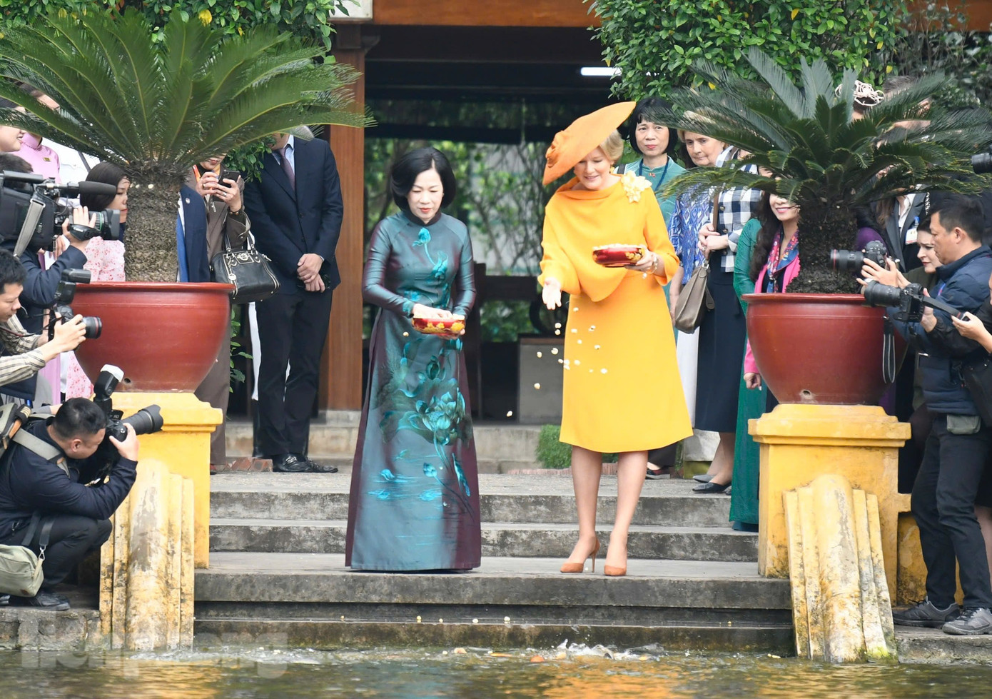 Phu nhân Nguyễn Thị Minh Nguyệt và Hoàng hậu Bỉ Mathilde cho cá ăn tại ao cá Bác Hồ. (Ảnh: Như Ý) Phu nhân Nguyễn Thị Minh Nguyệt và Hoàng hậu Bỉ Mathilde cho cá ăn tại ao cá Bác Hồ. (Ảnh: Như Ý)