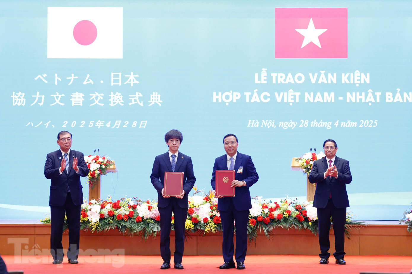Hai Thủ tướng chứng kiến lễ trao văn kiện hợp tác Việt Nam - Nhật Bản ngày 28/4. Ảnh: Như Ý
