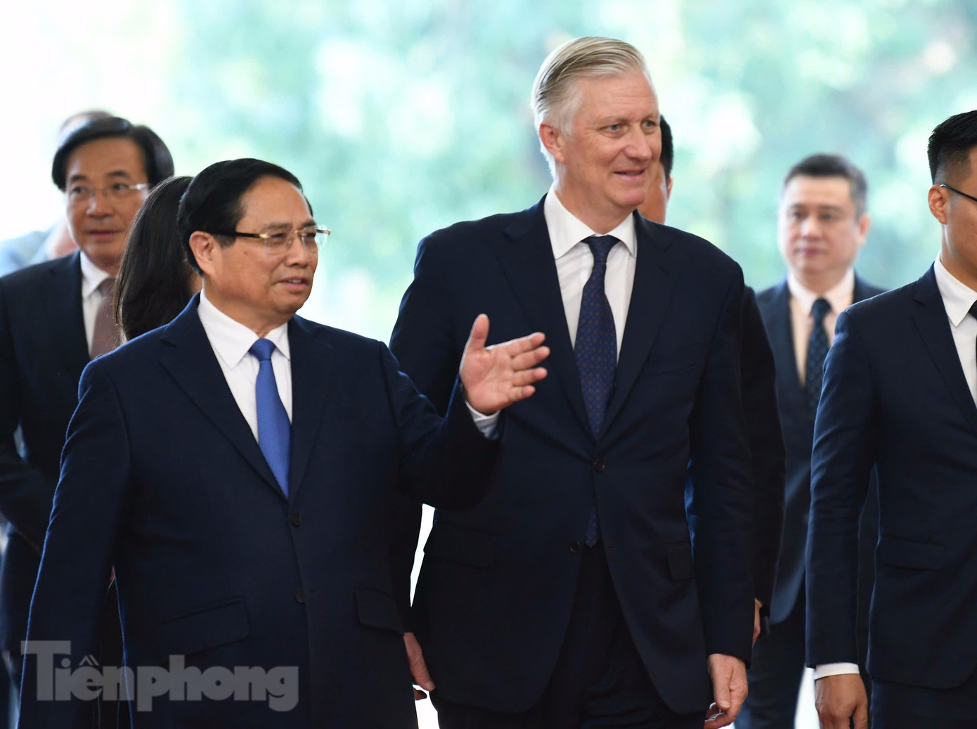 Thủ tướng Phạm Minh Chính đón Nhà vua Philippe. (Ảnh: Như Ý)