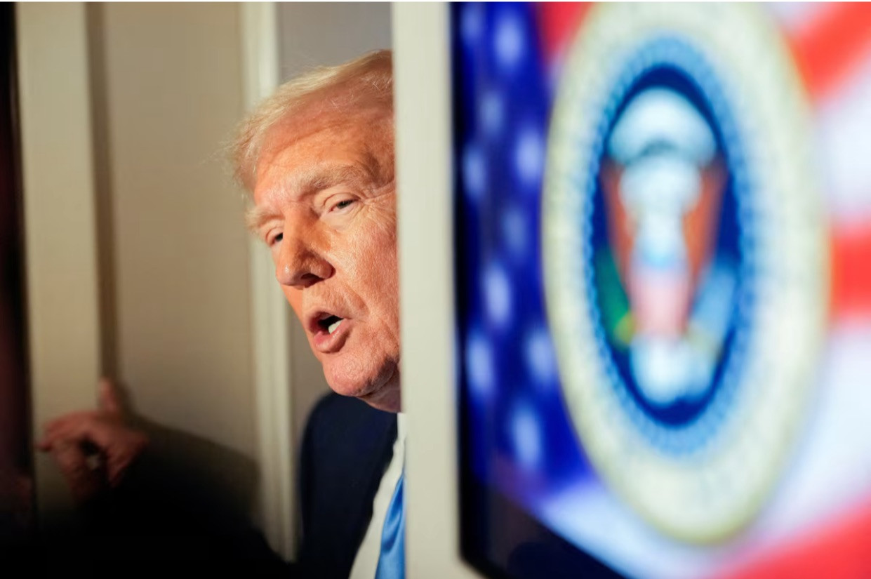 Tổng thống Mỹ Donald Trump nói chuyện với các phóng viên trên chuyên cơ Không lực Một, ngày 6/4. (Ảnh: Reuters) Tổng thống Mỹ Donald Trump nói chuyện với các phóng viên trên chuyên cơ Không lực Một, ngày 6/4. (Ảnh: Reuters)