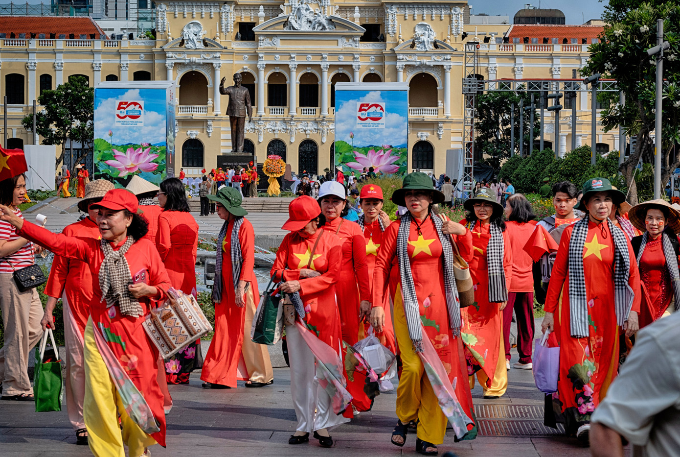 Nhiều phụ nữ Việt Nam mặc áo dài cờ đỏ sao vàng ở khu vực trung tâm TPHCM để chào đón đại lễ kỷ niệm 50 năm Ngày Giải phóng miền Nam, thống nhất đất nước. (Ảnh: AP) Nhiều phụ nữ Việt Nam mặc áo dài cờ đỏ sao vàng ở khu vực trung tâm TPHCM để chào đón đại lễ kỷ niệm 50 năm Ngày Giải phóng miền Nam, thống nhất đất nước. (Ảnh: AP)