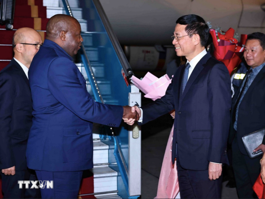 Bộ trưởng Khoa học và Công nghệ Nguyễn Mạnh Hùng đón Tổng thống Burundi Évariste Ndayishimiye và Phu nhân tại Sân bay quốc tế Nội Bài. (Ảnh: TTXVN) Bộ trưởng Khoa học và Công nghệ Nguyễn Mạnh Hùng đón Tổng thống Burundi Évariste Ndayishimiye và Phu nhân tại Sân bay quốc tế Nội Bài. (Ảnh: TTXVN)