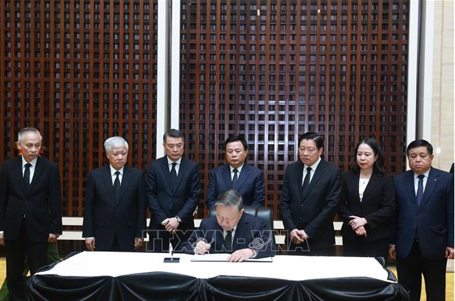 Tổng Bí thư Tô Lâm ghi sổ tang đồng chí Khamtay Siphandone. (Ảnh: TTXVN) Tổng Bí thư Tô Lâm ghi sổ tang đồng chí Khamtay Siphandone. (Ảnh: TTXVN)