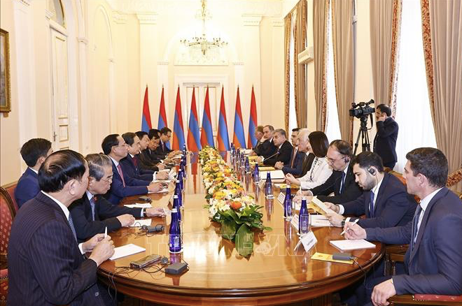 Cuộc hội kiến giữa Chủ tịch Quốc hội Trần Thanh Mẫn với Tổng thống Armenia và quan chức cấp cao hai bên. (Ảnh: TTXVN)