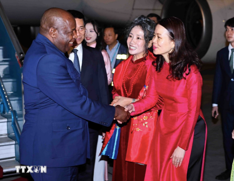 Thứ trưởng Bộ Ngoại giao Nguyễn Minh Hằng đón Tổng thống Évariste Ndayishimiye và Phu nhân tại sân bay. (Ảnh: TTXVN) Thứ trưởng Bộ Ngoại giao Nguyễn Minh Hằng đón Tổng thống Évariste Ndayishimiye và Phu nhân tại sân bay. (Ảnh: TTXVN)