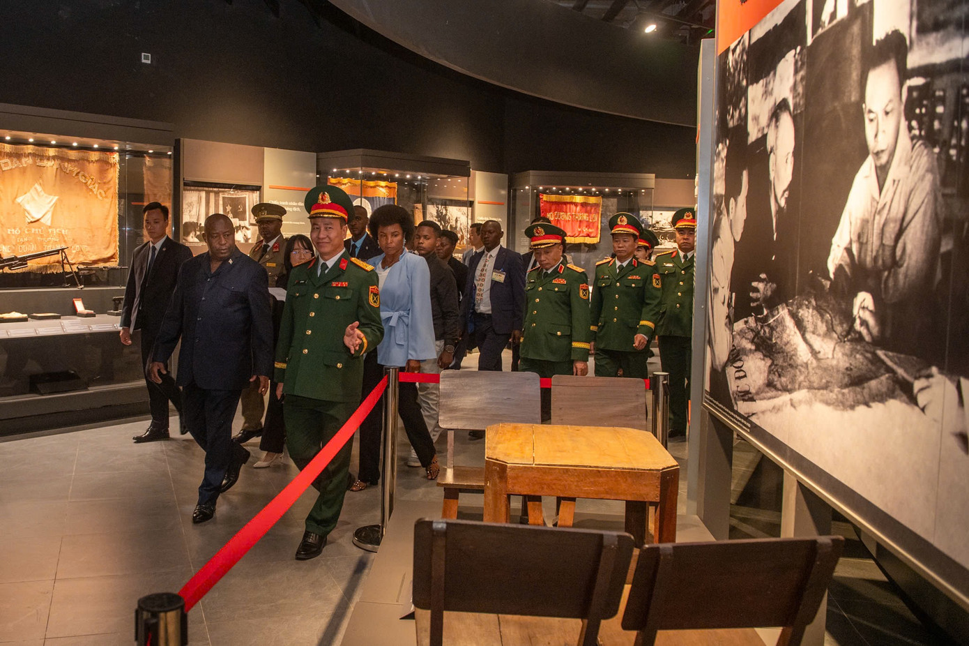 Tổng thống Burundi Évariste Ndayishimiye và Phu nhân nghe giới thiệu về lịch sử quân sự Việt Nam. (Ảnh: Nhật Minh)